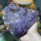Brasilianischer Amethyst-Cluster – Besondere Qualität mit Hämatitpunkten in den Kristallen – Gewicht: 2431 Gramm Brasilianischer Amethyst-Cluster – Besondere Qualität mit Hämatitpunkten in den Kristallen – Gewicht: 2431 Gramm