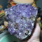 Brasilianischer Amethyst-Cluster – Besondere Qualität mit Hämatitpunkten in den Kristallen – Gewicht: 2431 Gramm Brasilianischer Amethyst-Cluster – Besondere Qualität mit Hämatitpunkten in den Kristallen – Gewicht: 2431 Gramm