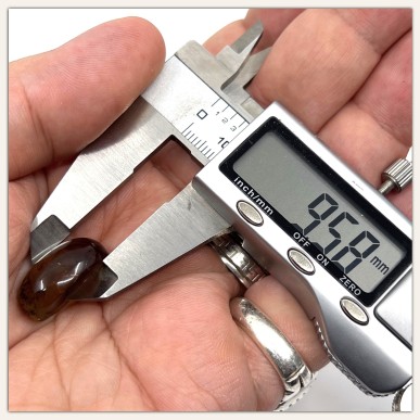 Овал дымчатого кварца со светлым рутилом и блеклыми линиями