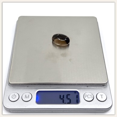 Cuarzo ahumado ovalado con líneas difuminadas de rutilo claro