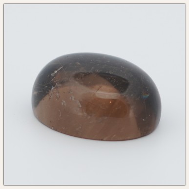 椭圆形烟水晶，含浅色金红石和内含物