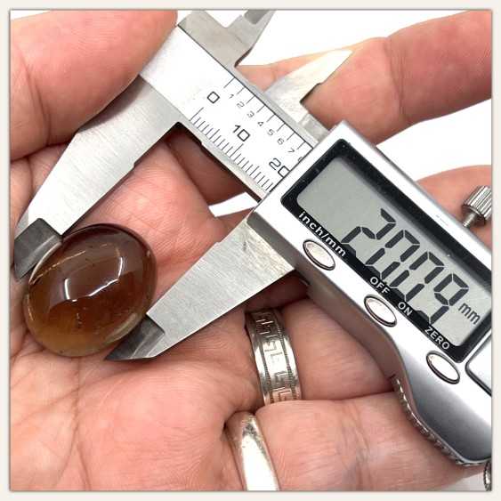 연한 루틸과 내포물이 있는 스모키 쿼츠 타원형