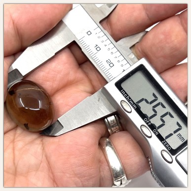 椭圆形烟水晶，含浅色金红石和内含物