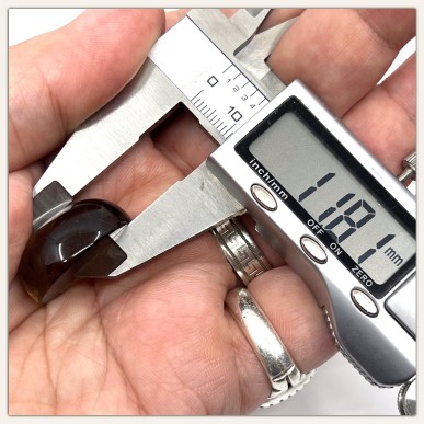 椭圆形烟水晶，含浅色金红石和内含物