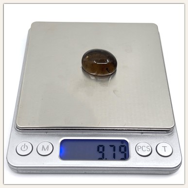 椭圆形烟水晶，含浅色金红石和内含物