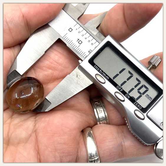 Quartz fumé ovale avec inclusions