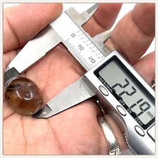 带内含物的椭圆形烟水晶