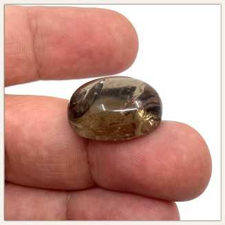 Quartz fumé ovale avec inclusions