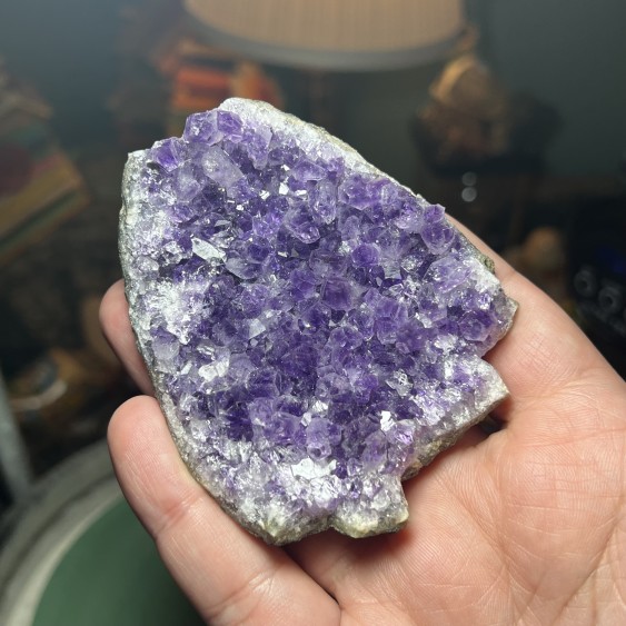 Groupe d’améthystes d’Uruguay – Lustre excellent, qualité supérieure – Poids : 146.60 grammes