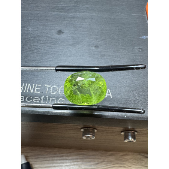 Peridoto natural não tratado do Paquistão, lapidado no Paquistão, peso 10,5 ct.