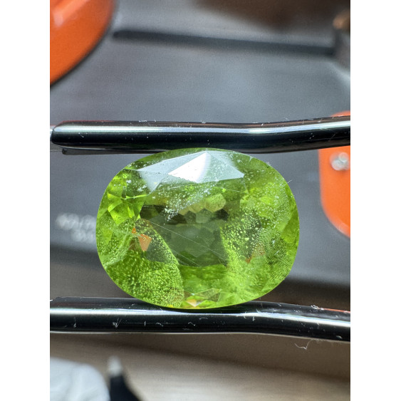 Peridoto natural não tratado do Paquistão, lapidado no Paquistão, peso 10,5 ct.
