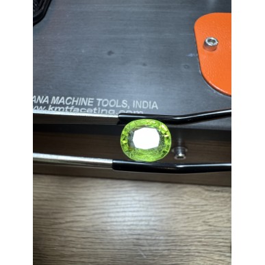 パキスタン産の天然無処理ペリドット、パキスタンでファセットカット、重量6カラット。