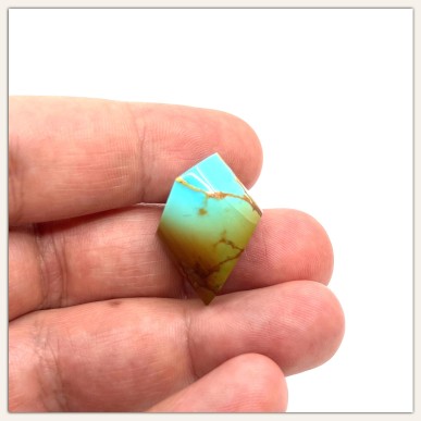 Turquoise américaine à matrice d'or - Taille moyenne Coupe spéciale Façonnée à la main