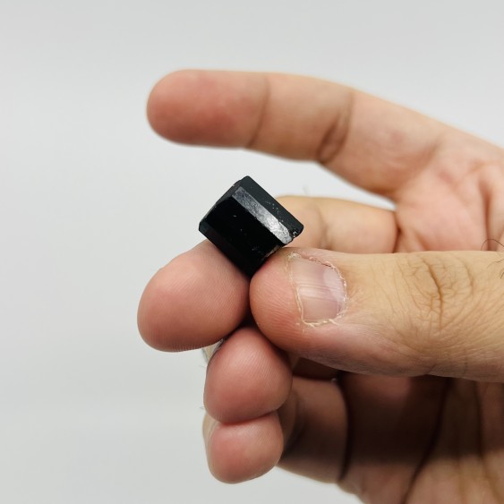 تورمالين أسود برازيلي جودة ممتازه طبيعي غير معالج - بوزن ٥.٦٥ جرام