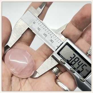 측면에 무지개가 있는 천연 인디언 로즈 쿼츠