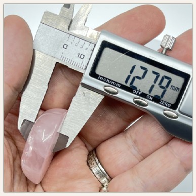 Quartz rose indien naturel avec arc-en-ciel sur le côté