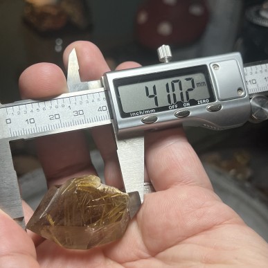 روتيل كوارتز ذهبي برازيلي طبيعي - بوزن 38.93 جرام