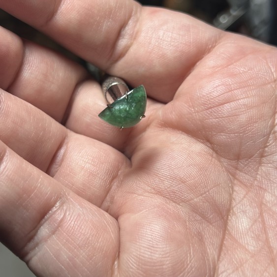 Brazilian Cat’s eye Emerald rare piece great quality natural no oil no treatments - weight 2.7 ct