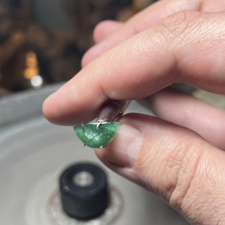 Brazilian Cat’s eye Emerald rare piece great quality natural no oil no treatments - weight 2.7 ct