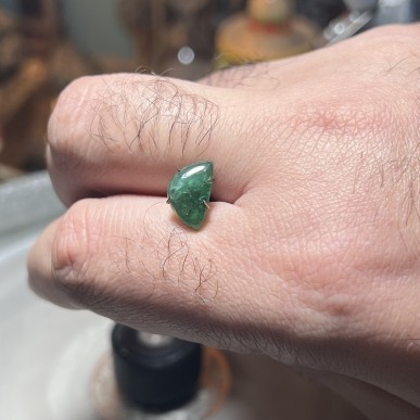 Brazilian Cat’s eye emerald rare piece great quality natural no oil no treatments - weight 2.7 ct