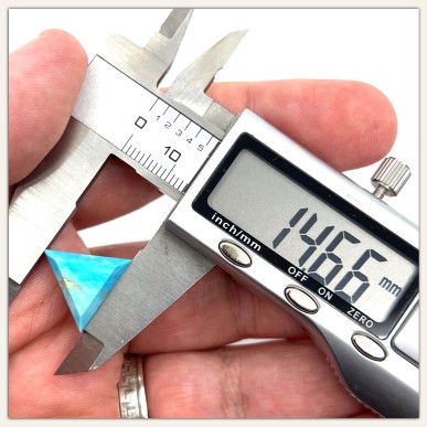 Turquesa americana facetada a mano alzada